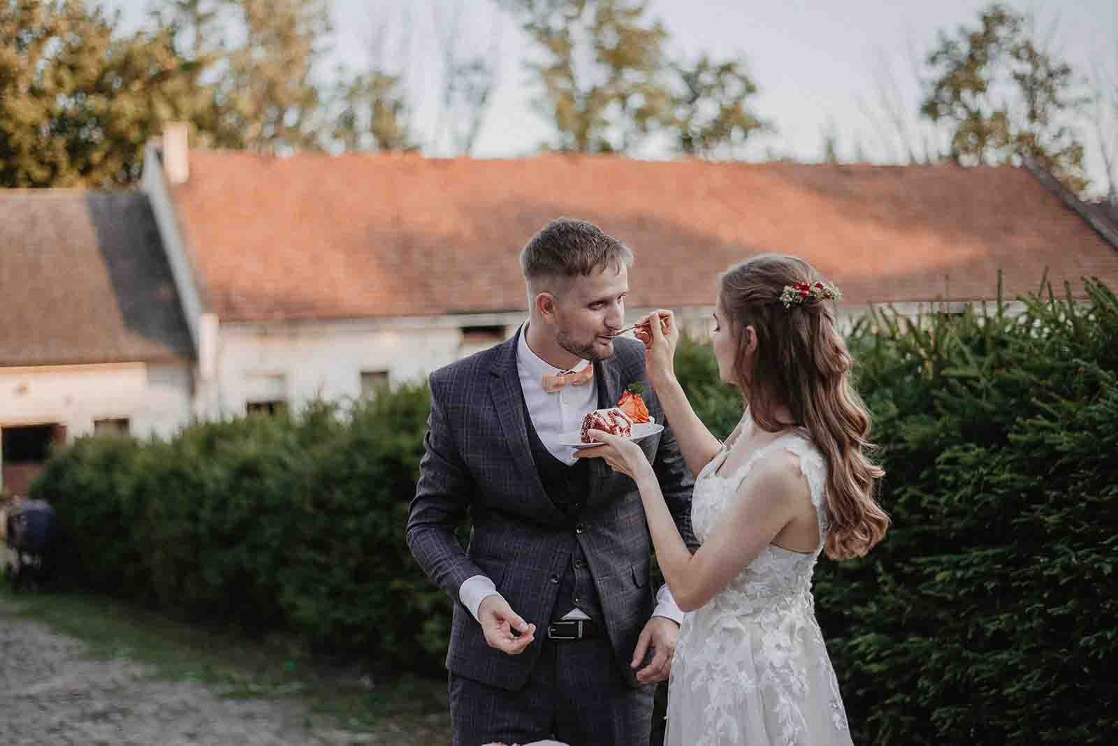 svatba-dvur-olsiny-krajeni-dortu